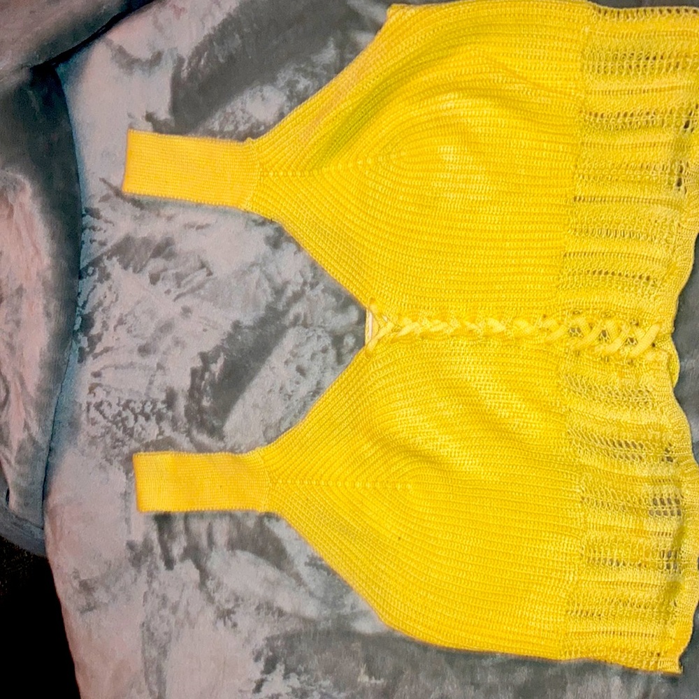 Pastel yellow-knitted,sleeveless,crop-top